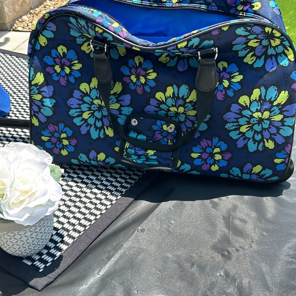 5 piece Vera Bradley travel set : Indigo Pop
Fall 2012 - Picture 12 of 14